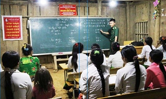 Lớp học xóa mù chữ của Thiếu úy Vàng Lao Lừ ở bản Co Muông, xã Mường Lạn, huyện Sốp Cộp, Sơn La.