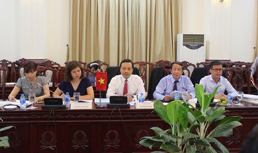 Thứ trưởng Bộ Tư pháp Trần Tiến Dũng cùng đại diện lãnh đạo Tổng cục THADS chia sẻ kinh nghiệm xây dựng Luật THADS với Đoàn công tác của Bộ Tư pháp Lào.