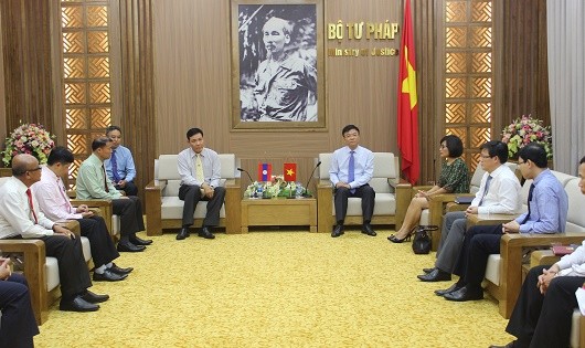 Bộ trưởng Lê Thành Long tiếp Thứ trưởng Bộ Tư pháp Lào Seumsouk Simphavong.