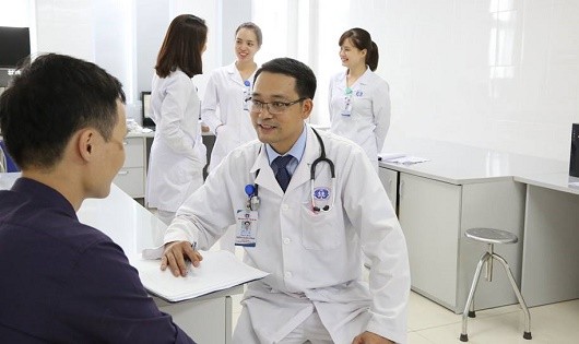 Bác sĩ Bệnh viện Đa khoa tỉnh Phú Thọ tư vấn cho bệnh nhân về ứng dụng trí tuệ nhân tạo hỗ trợ điều trị ung thư.