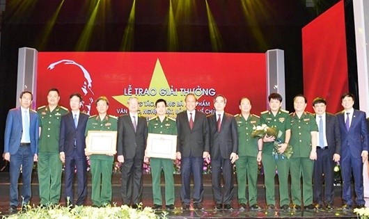 Lãnh đạo Đảng, Nhà nước chụp ảnh lưu niệm với cán bộ, phóng viên Báo Quân đội nhân dân.