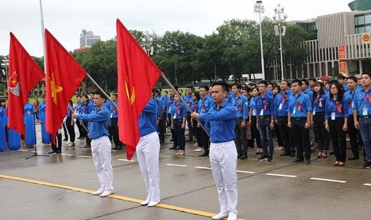 Đại biểu dự Đại hội Thanh niên tiên tiến làm theo lời Bác lần thứ IV báo công trước Lăng Chủ tịch Hồ Chí Minh.  Ảnh: cpv.org.vn