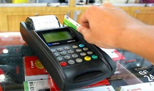 Chủ thẻ nên theo dõi quá trình cà thẻ và đọc kĩ hoá đơn trước khi kí để tránh trường hợp bị mất cắp tiền trong thẻ