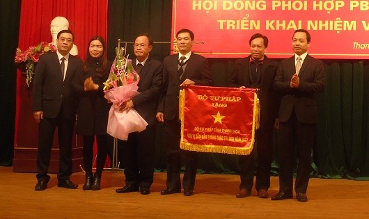 Sở Tư pháp tỉnh Thanh Hóa nhận Cờ đơn vị dẫn đầu phong trào thi đua năm 2017.
