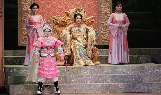 Một cảnh trong vở diễn Thái hậu Dương Văn Nga mới công chiếu tại TPHCM.