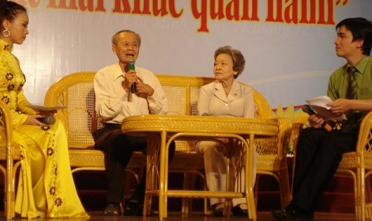 Vợ chồng ông Lê Hồng Tư và bà Nguyễn Thị Châu tại một buổi giao lưu trực tuyến với bộ đội và thanh niên.
