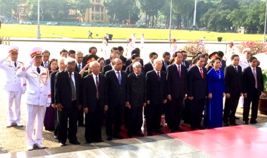 Các đồng chí lãnh đạo, nguyên lãnh đạo Đảng, Nhà nước tưởng nhớ Chủ tịch Hồ Chí Minh.