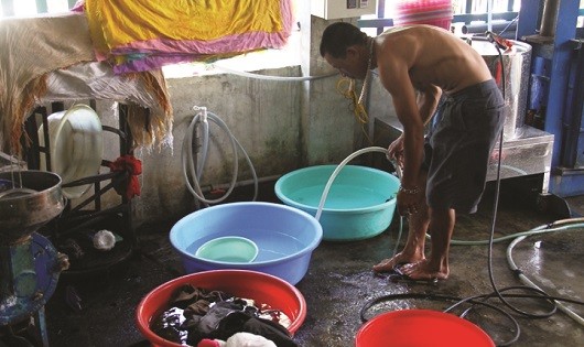 Thiếu nước sạch cả tháng trời, hàng trăm hộ dân ở khu vực quận Liên Chiểu đang khốn đốn.