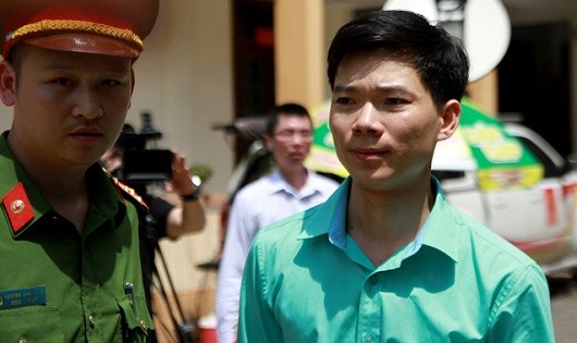 Bác sĩ Lương được lực lượng chức năng dẫn giải tới tòa.