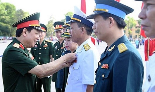Trung tướng Lê Hiền Vân gắn Huy hiệu Bác Hồ tặng cán bộ, đoàn viên công đoàn tiêu biểu.