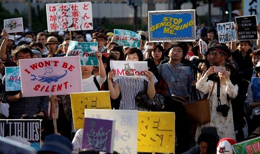 Hình ảnh cuộc biểu tình chống quấy rối tại trung tâm Shinjuku ở Tokyo.