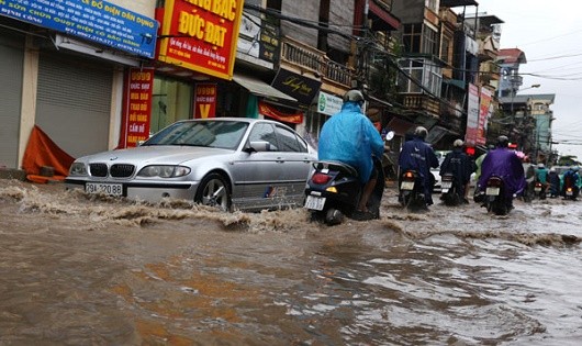 Thành phố ngập nặng sau mưa lớn do năng lực hệ thống thoát nước không đuổi kịp sự phát triển của đô thị.