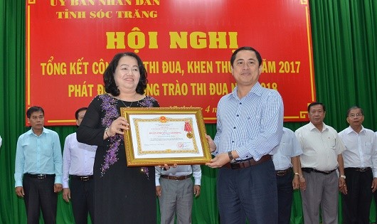 Giám đốc Sở Tư pháp Sóc Trăng Nguyễn Thị Thu Vân thay mặt lãnh đạo Sở vinh dự đón nhận Huân chương Lao động hạng Nhất.