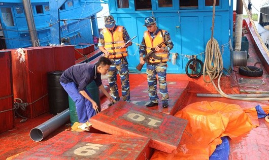 Lực lượng Cảnh sát Biển kiểm tra tàu chở dầu vi phạm.