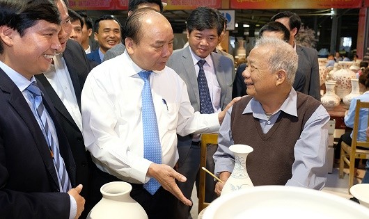 Thủ tướng Nguyễn Xuân Phúc thăm CTCP Gốm Chu Đậu, trò chuyện với nghệ nhân Hạ Bá Đĩnh.