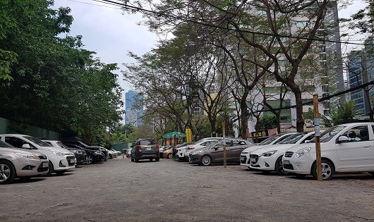 Một góc bãi trông giữ xe không phép tại ngõ 78 phố Duy Tân. (ảnh lớn)