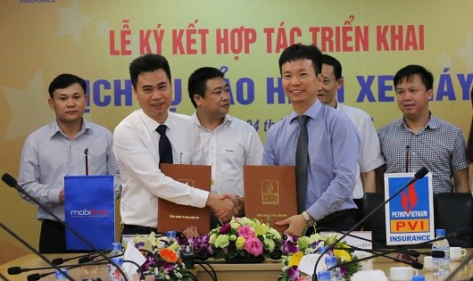 Đại diện TCty Bảo hiểm PVI và Tổng Công ty Viễn thông Mobifone đã ký kết Hợp đồng cung cấp dịch vụ bảo hiểm xe máy.