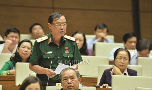 ĐB Nguyễn Minh Hoàng cho ý kiến tại phiên họp.