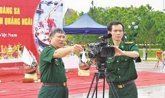 Đại tá Hoàng Ngọc Thanh cùng đồng đội tác nghiệp tại Lễ Khao lề thế lính Hoàng Sa, tỉnh Quảng Ngãi.