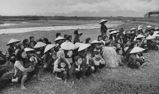 Lính Pháp lùa phụ nữ và trẻ em vào một nơi sau khi lùng sục một ngôi làng.