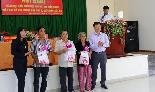 Bộ trưởng Lê Thành Long và Đoàn ĐBQH tỉnh Kiên Giang trao tặng 3 phần quà cho gia đình thương  binh, liệt sĩ trên địa bàn xã.