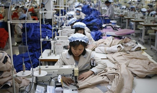 Công nhân Triều Tiên trong một nhà máy.