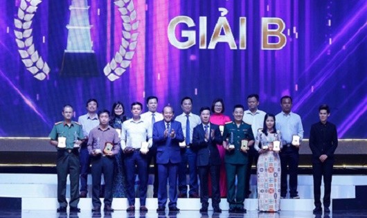 Phó Thủ tướng Thường trực Trương Hòa Bình và Trưởng ban Tuyên giáo T.Ư  Võ Văn Thưởng  trao Giải B cho các tác giả đoạt giải. 