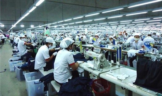 Người lao động trong những ngành nghề như dệt may, da giày, điện tử dễ phải đối diện với nguy cơ sa thải (ảnh minh họa)