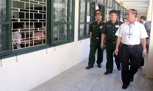 Ông Nguyễn Huy Bằng, Chánh Thanh tra Bộ GD-ĐT đi thanh tra thi.