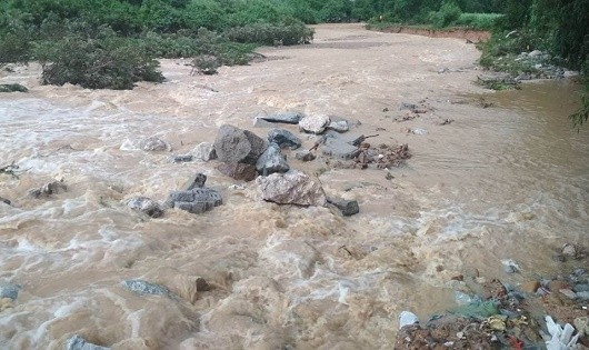 Dòng nước lũ dâng cao tại huyện Hoành Bồ.