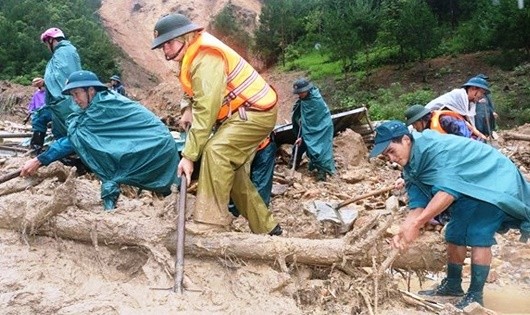 Cán bộ, chiến sĩ LLVT tỉnh Lai Châu khắc phục hậu quả mưa lũ. 