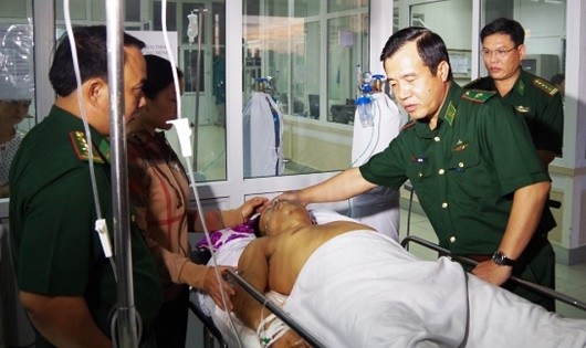 Thiếu tướng Lê Đức Thái thăm Thượng úy Nguyễn Đình Tài tại phòng cấp cứu Bệnh viện Quân y 4.