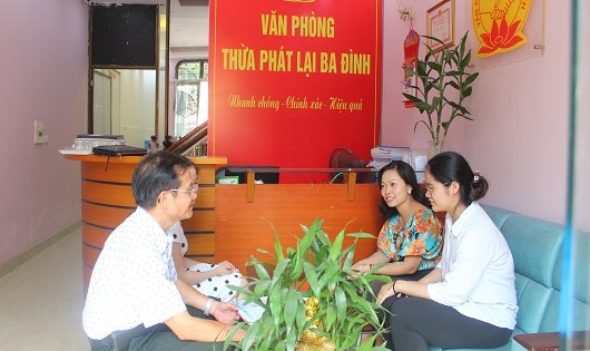 Trưởng Văn phòng Thừa phát lại Ba Đình trao đổi, tư vấn cho khách hàng.