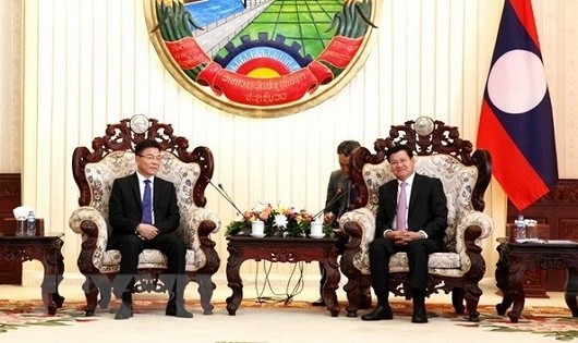 Thủ tướng Thongloun Sisoulith tiếp Bộ trưởng Lê Thành Long.