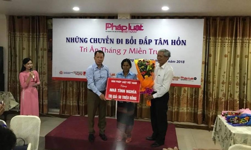 Tiến sĩ Đào Văn Hội, Tổng Biên tập Báo PLVN và ông Đào Chuẩn - Giám đốc Sở Tư pháp tỉnh Thừa Thiên - Huế trao tặng “Ngôi nhà Tư pháp” cho bà Căn Than.