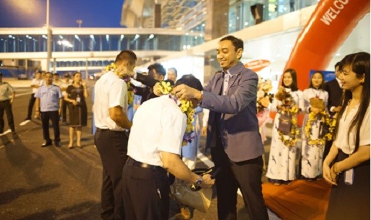 Tặng vòng hoa cho tổ bay VN719 – chuyến bay quốc tế đầu tiên đến nhà ga T2 Cam Ranh.