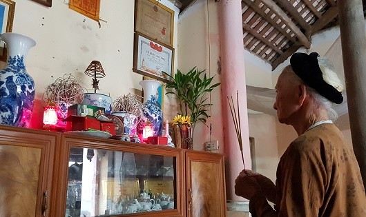 Cụ Hoàng Thị Nhung – mẹ của liệt sỹ Phạm Văn Đàn đang đứng trước bàn thờ con trai.