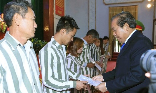 Phó Thủ tướng Thường trực  Trương Hòa Bình trao quyết định đặc xá cho các phạm nhân. 