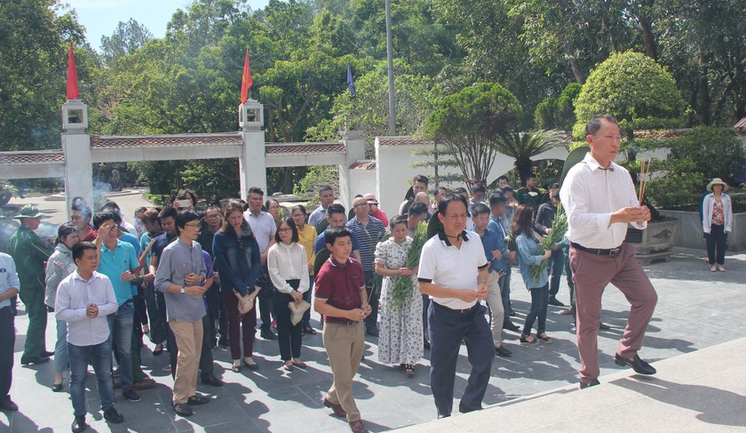 TS Đào Văn Hội, Tổng Biên tập Báo PLVN cùng Đoàn cán bộ, phóng viên dâng hương tại Khu di tích Ngã ba Đồng Lộc.