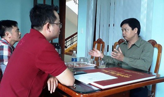Ông Nguyễn Hữu Quế, Bí thư Huyện ủy Ia Grai (phải) chia sẻ về sự việc. Ảnh: Người lao động