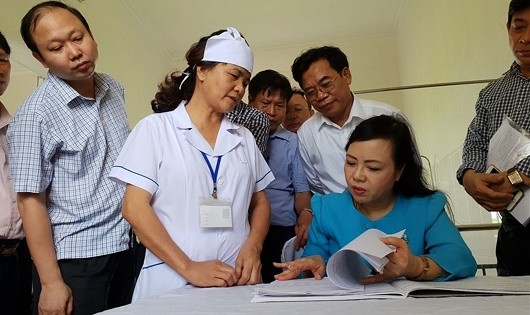 Bộ trưởng Bộ Y tế kiểm tra công tác khám chữa bệnh tại Trạm Y tế xã Quỳnh Trang (Quỳnh Phụ, Thái Bình). Ảnh: Thùy Linh
