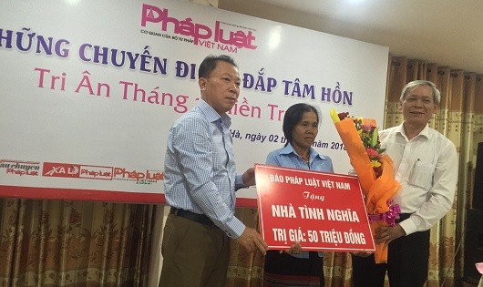 Tổng Biên tập Đào Văn Hội (trái) tặng nhà tình nghĩa cho hộ gia đình có hoàn cảnh khó khăn tại Thừa Thiên – Huế