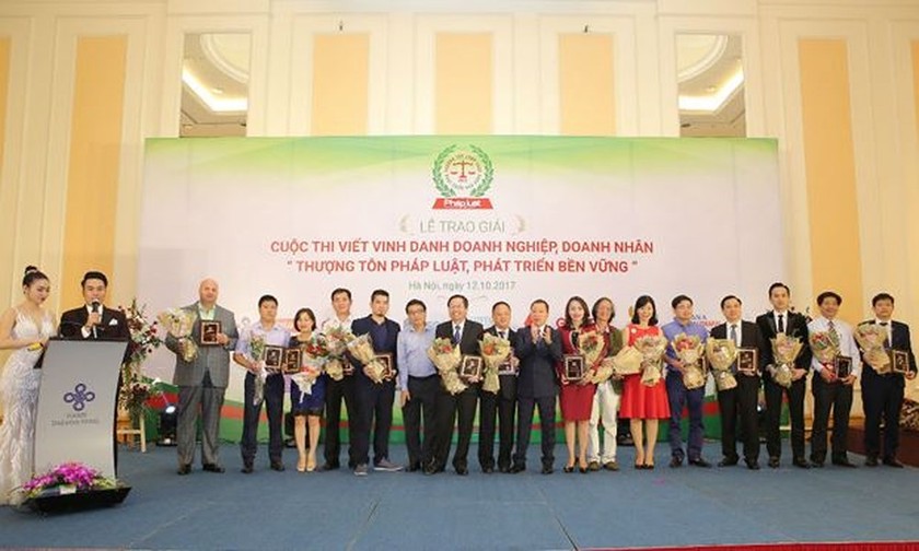 TBT Đào Văn Hội (thứ 9 từ trái qua) trao giải trong cuộc thi viết “Doanh nghiệp doanh nhân thượng tôn pháp luật, phát triển bền vững” năm 2017