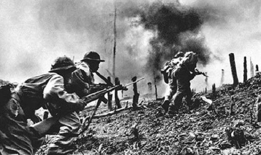 Quân Giải phóng xung phong chiếm các mục tiêu của địch tại Khe Sanh.