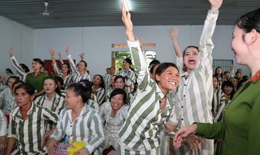 Các nữ phạm nhân trại giam Tống Lê Chân hồ hởi tham gia trò chơi Đuổi hình bắt chữ đề tài khởi nghiệp