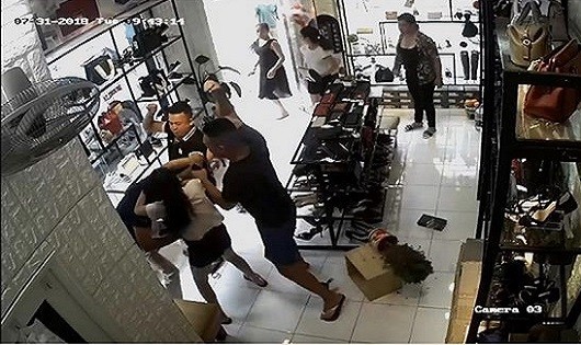 Hai người đàn ông đánh đấm túi bụi cha con chủ cửa hàng bán giầy dép, túi xách.