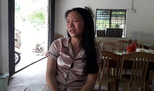 Chị Lâm Anh bật khóc khi nhắc đến đứa con gái bị mất tích bí ẩn.