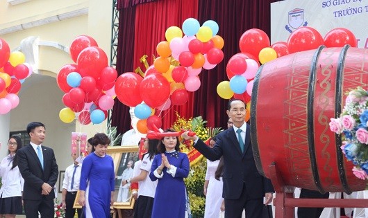 Cố Chủ tịch nước Trần Đại Quang đánh trống khai giảng tại Trường THPT Chu Văn An (Ảnh Tư liệu nhà trường)