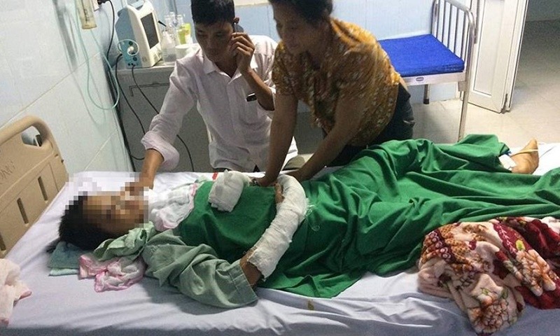 Nữ sinh Lò Thị T. khi được điều trị tại Bệnh viện Đa khoa tỉnh Lai Châu - (Ảnh: Báo LĐ)