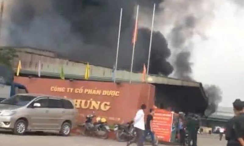 Cháy lớn tại Cty dược Hà Hưng (Ảnh: NDCC)